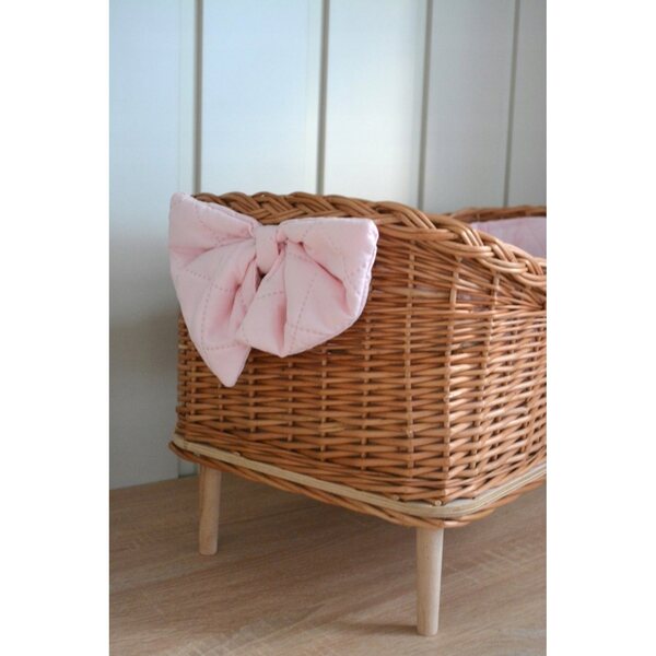 Letto in Vimini per Bambole con Materasso e Biancheria Naturale, Larghezza 35 cm