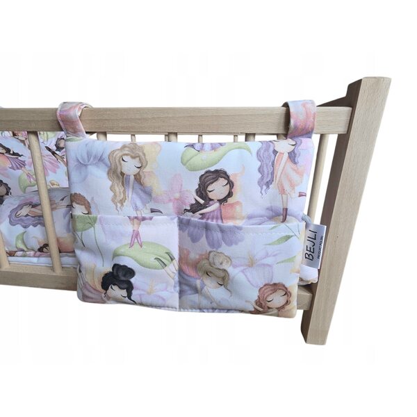 Dondolo in legno con biancheria da letto tema fate dei campi per bambole
