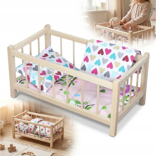 Letto per bambole in legno naturale con materasso e biancheria a cuori colorati