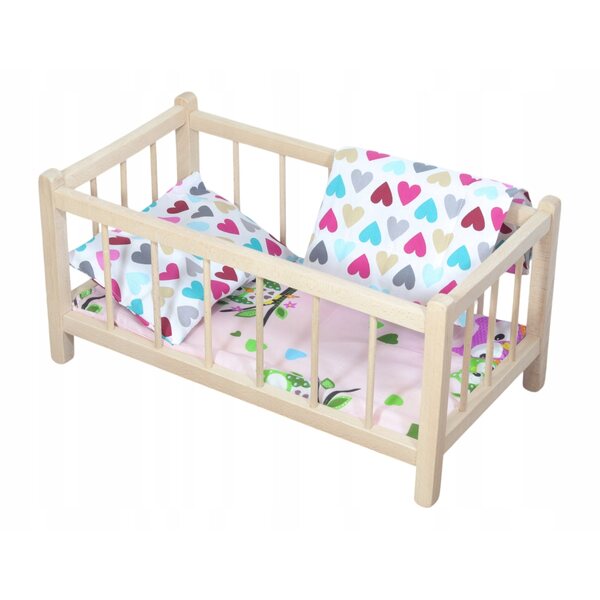 Letto per bambole in legno naturale con materasso e biancheria a cuori colorati