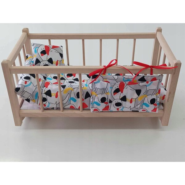 Lettino in legno per bambole con biancheria colorata e organizer, 50x26x23 cm