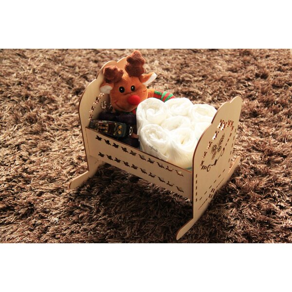 Perforierte Holzwiege für Puppen – originelle und anpassbare Geschenkidee