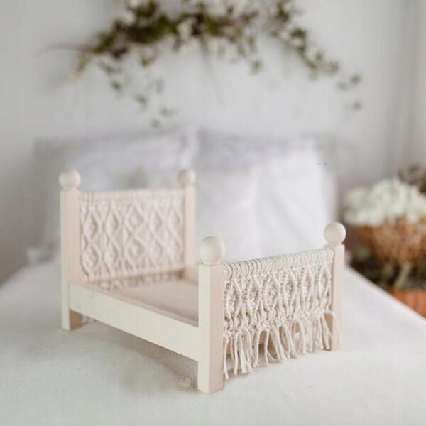 Letto Neonato in Legno e Tessuto Bianco Intrecciato per Servizi Fotografici