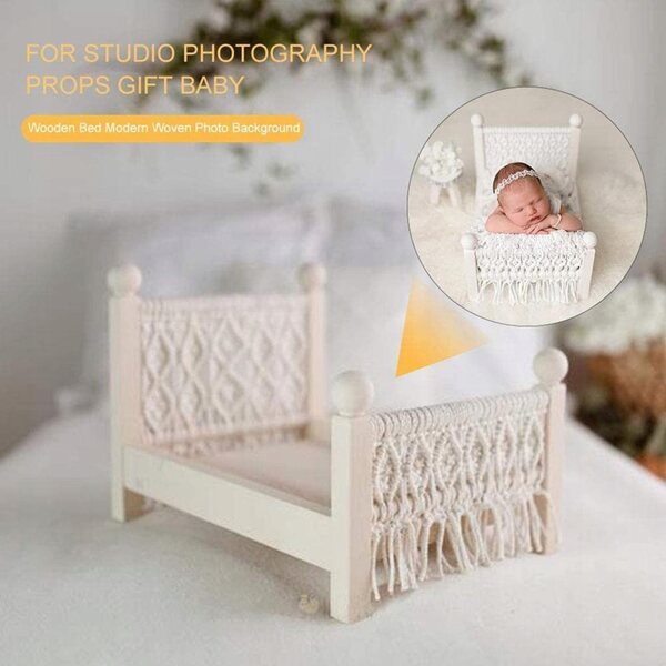 Letto Neonato in Legno e Tessuto Bianco Intrecciato per Servizi Fotografici