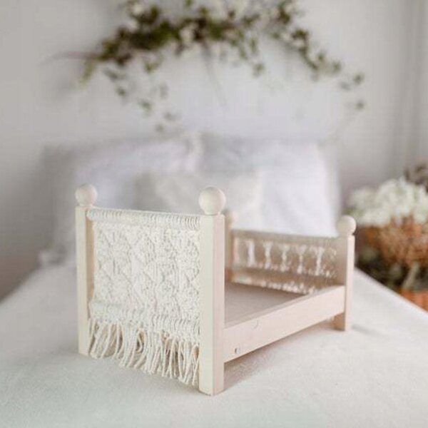 Letto Neonato in Legno e Tessuto Bianco Intrecciato per Servizi Fotografici