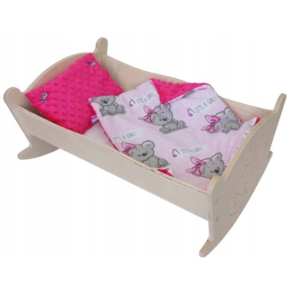Culla per bambole in legno con incisioni decorative e set di biancheria