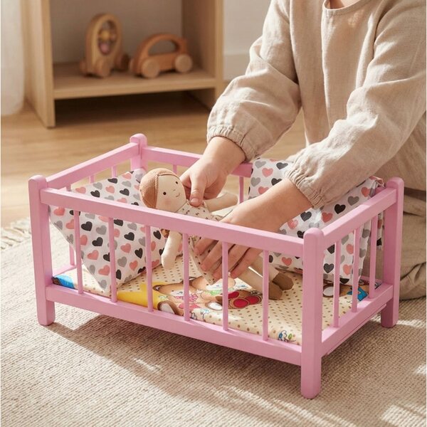 Letto in legno per bambole rosa con materasso e biancheria a cuoricini