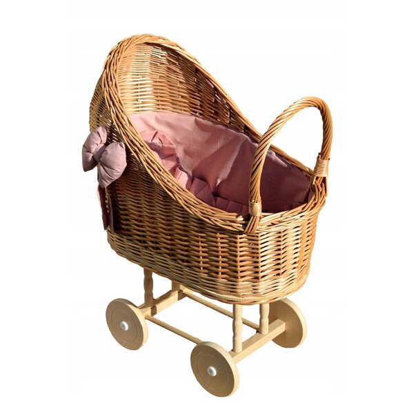 Ein Puppenwagen aus Korbgeflecht mit rosa Besatz und Bettwäsche – solide und natürlich
