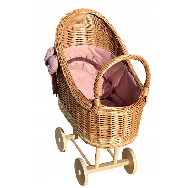 Ein Puppenwagen aus Korbgeflecht mit rosa Besatz und Bettwäsche – solide und natürlich