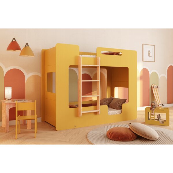 Ein Etagenbett aus senffarbenem Holz für Puppen: sicheres Spielen und perfektes Design