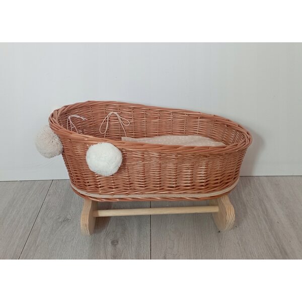 Natürliche Weidenwiege für Puppen mit Bett, Decken und weißen Pompons