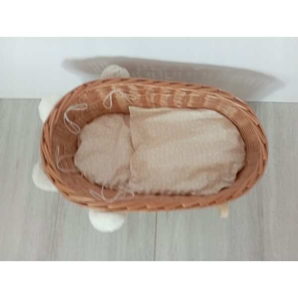 Natürliche Weidenwiege für Puppen mit Bett, Decken und weißen Pompons
