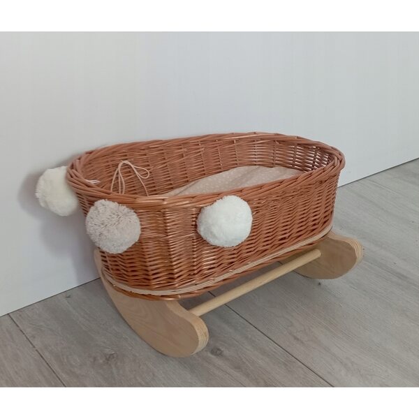 Natürliche Weidenwiege für Puppen mit Bett, Decken und weißen Pompons