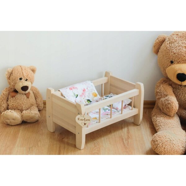 Letto in legno massello per bambole con biancheria personalizzata, naturale e resistente