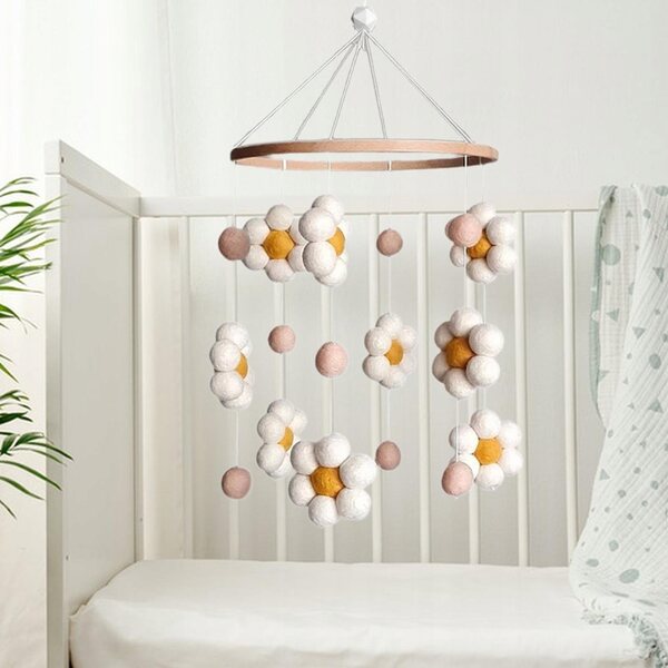 Lettino mobile con un giocattolo boho in legno per lettino e passeggino