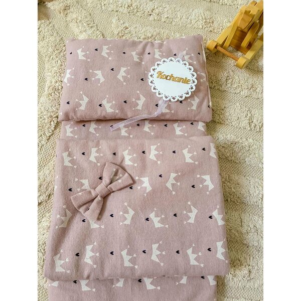 Dondolo in legno per bambole con set biancheria rosa in confezione elegante