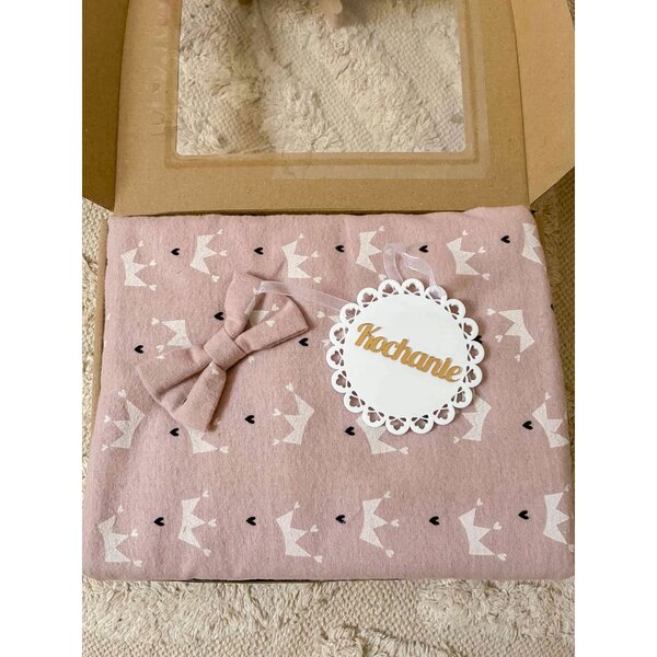Dondolo in legno per bambole con set biancheria rosa in confezione elegante