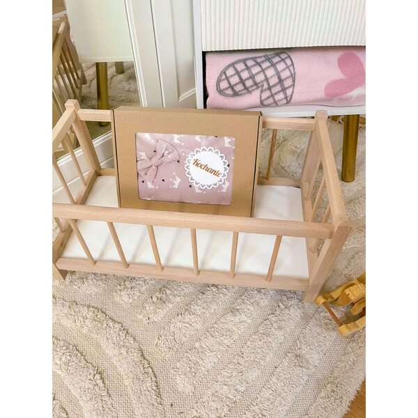 Dondolo in legno per bambole con set biancheria rosa in confezione elegante