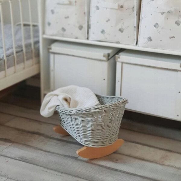 Hellgraue Weidenwiege für Puppen – handgefertigtes Bett