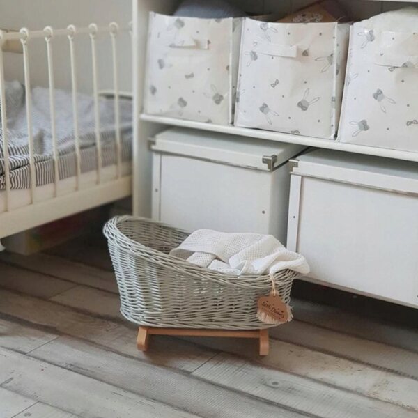 Hellgraue Weidenwiege für Puppen – handgefertigtes Bett