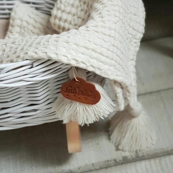 Witte rieten wieg voor poppen met natuurlijk linnen, handgemaakt