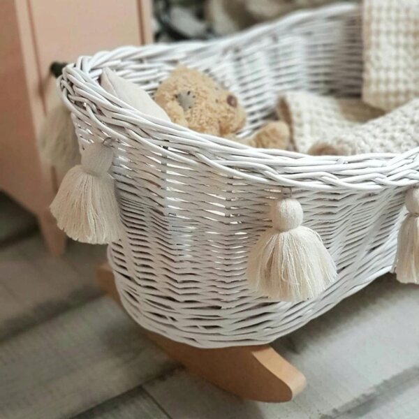 Witte rieten wieg voor poppen met natuurlijk linnen, handgemaakt