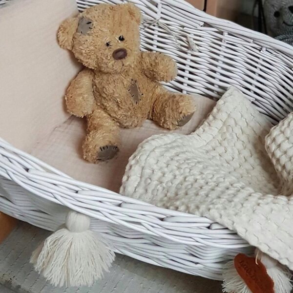 Witte rieten wieg voor poppen met natuurlijk linnen, handgemaakt