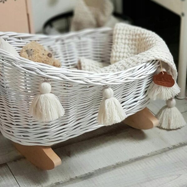 Witte rieten wieg voor poppen met natuurlijk linnen, handgemaakt