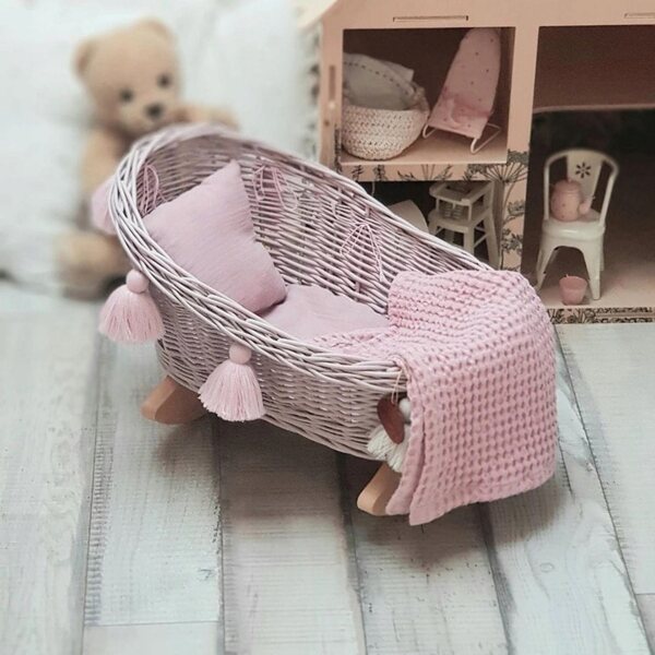 Culla in vimini per bambole con biancheria da letto rosa sporco - fatta a mano, ecologica