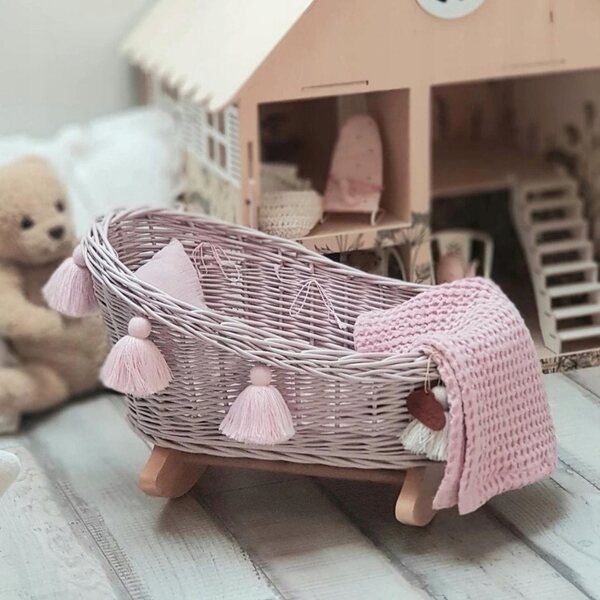 Culla in vimini per bambole con biancheria da letto rosa sporco - fatta a mano, ecologica
