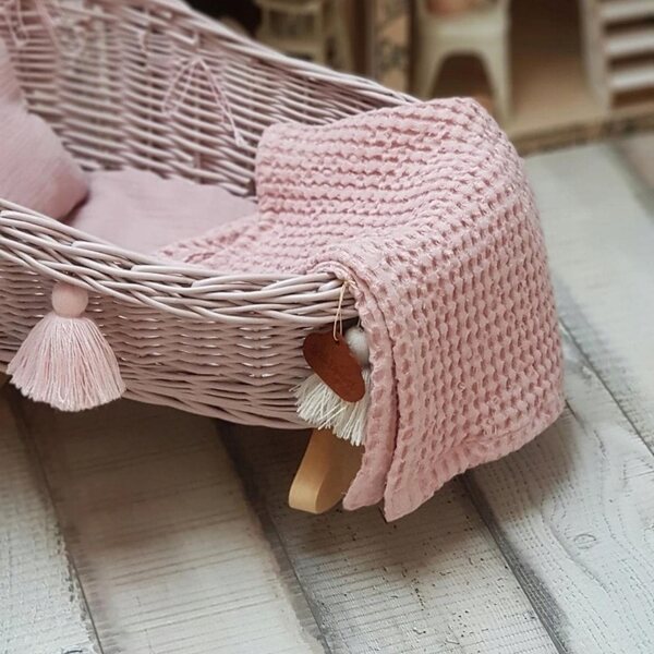 Culla in vimini per bambole con biancheria da letto rosa sporco - fatta a mano, ecologica