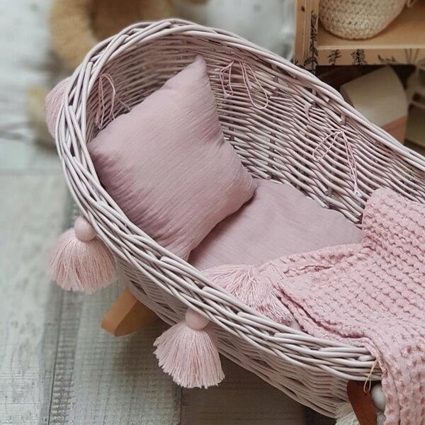 Culla in vimini per bambole con biancheria da letto rosa sporco - fatta a mano, ecologica