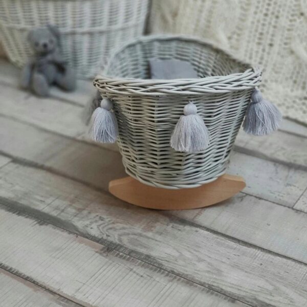 Culla in vimini per bambole con biancheria da letto grigio chiaro - realizzata a mano, giocattolo ecologico