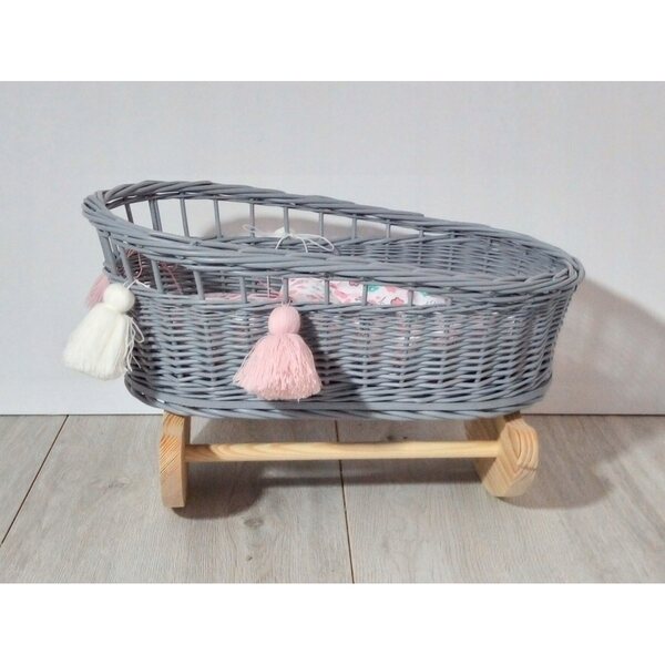 Graue Puppenwiege aus Korbgeflecht mit Laken und Holzkufen, 45 cm