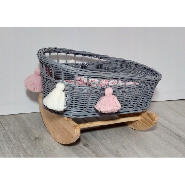 Graue Puppenwiege aus Korbgeflecht mit Laken und Holzkufen, 45 cm