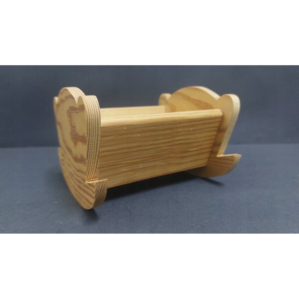 Kleine Vintage-Puppenwiege aus Holz – klassisches und robustes Design