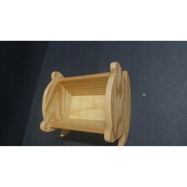 Kleine Vintage-Puppenwiege aus Holz – klassisches und robustes Design