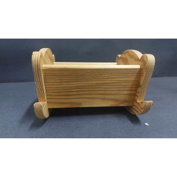Kleine Vintage-Puppenwiege aus Holz – klassisches und robustes Design