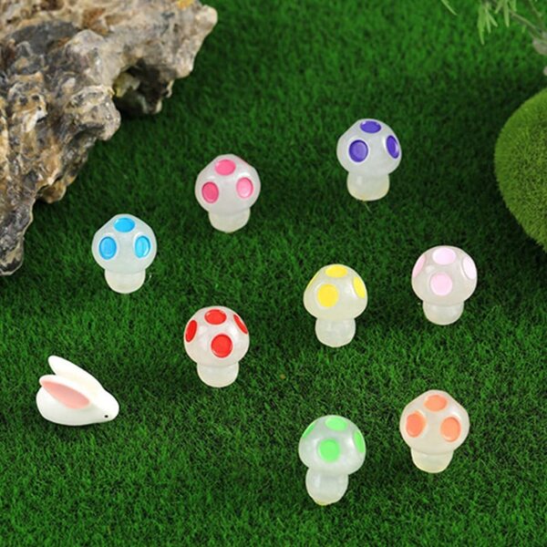 Toyvian 50 pezzi mini funghi fosforescenti in resina per decorazioni da giardino