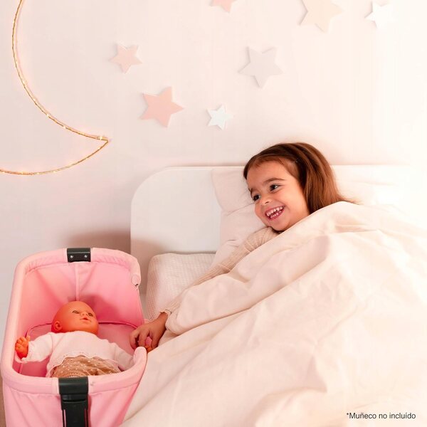 Letto per bambole con regolazione altezza e ripiano porta accessori dai 3 anni
