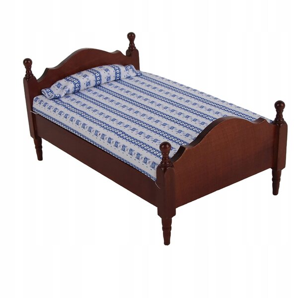 Kleines Holzbett Modell 1:12 in Redwood-Farbe mit gestreifter Matratze