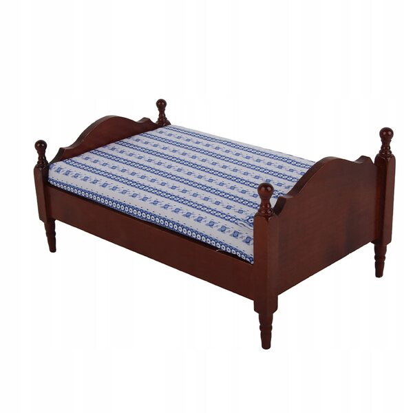 Kleines Holzbett Modell 1:12 in Redwood-Farbe mit gestreifter Matratze
