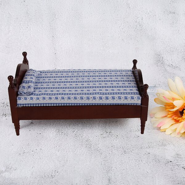 Kleines Holzbett Modell 1:12 in Redwood-Farbe mit gestreifter Matratze