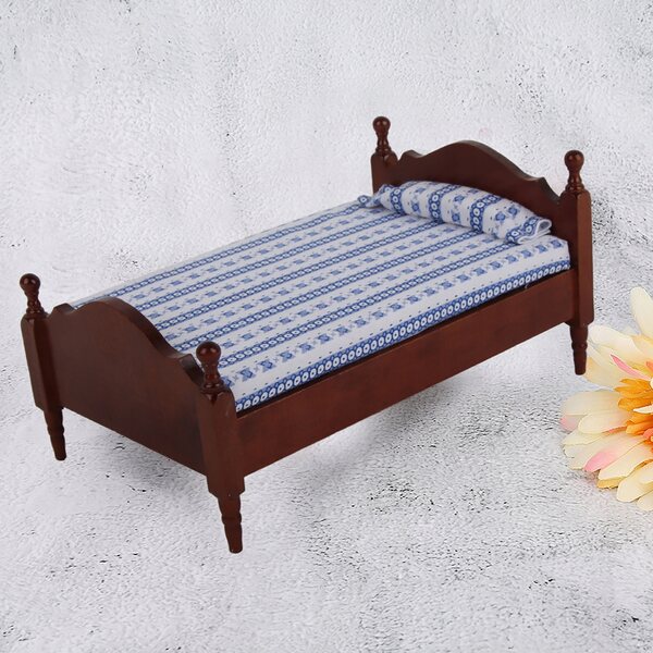 Kleines Holzbett Modell 1:12 in Redwood-Farbe mit gestreifter Matratze