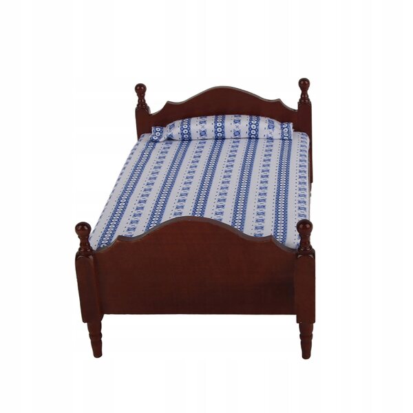 Kleines Holzbett Modell 1:12 in Redwood-Farbe mit gestreifter Matratze