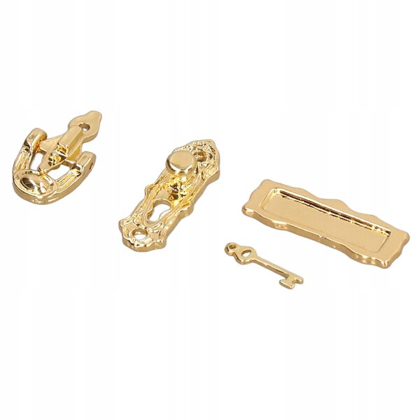 Mini porte in legno chiaro per casa delle bambole con dettagli naturali e bordi levigati