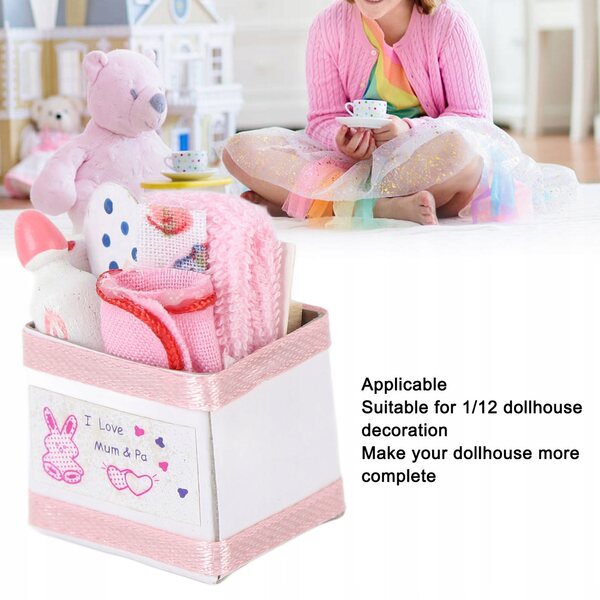 Puppenhaus-Babyspielzeugkiste: Rosa Miniatur zur Dekoration des Puppenhauses im Maßstab 1:12