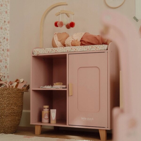 Piccola cassettiera olandese in legno con fasciatoio e accessori per 3+ bambole