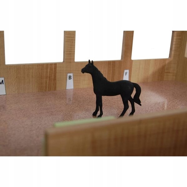 Kids Globe Stalla in legno 3 box e arena 1:32 per amanti dei cavalli