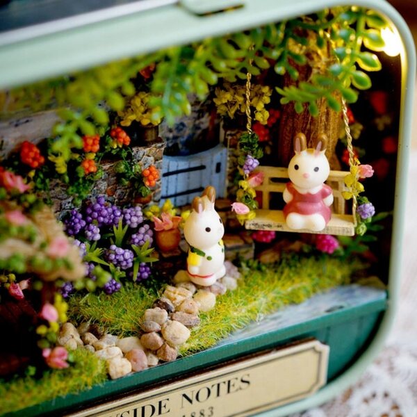 Maison miniature en bois Sielski Zakątek avec lumières LED pour enfants à partir de 9 ans